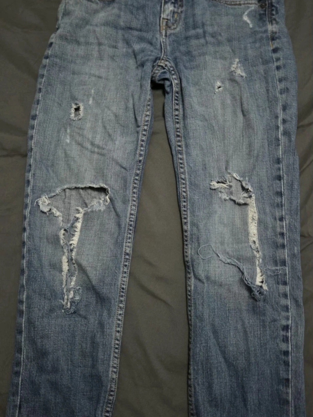 American Eagle Outfitters Women's Straight Leg Distressed Jeans in Light Blue